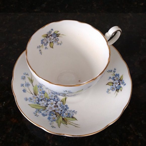GROSVENOR BONE IN CHINA ENGLAND FLORAL BLUE WHITE SCALLOPED GOLD RIM TEA CUP - Picture 3 of 15